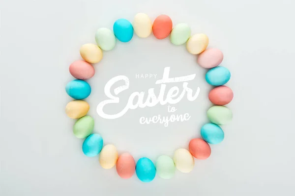 Pohled Zaoblý Rám Vyrobený Malovaných Barevných Vajíček Šťastným Velikonocemi Všem — Stock fotografie