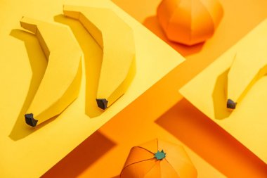 Turuncu üzerinde mandalina ile sarı kağıt üzerinde origami muz Seçici Odak