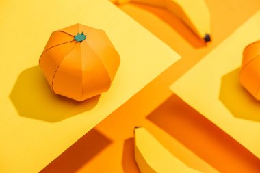 Turuncu üzerine origami muz ile karton kağıt mandalina Seçici Odak
