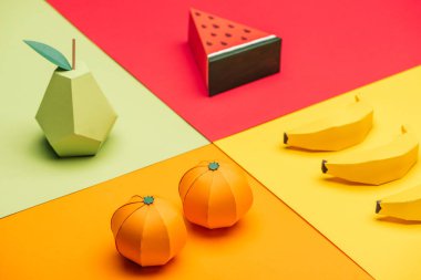renkli kağıt üzerinde origami karpuz, armut, mandalina ve muz