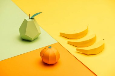 renkli kağıt üzerinde el yapımı origami armut, muz ve mandalina