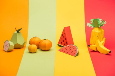 renkli kağıt şeritler üzerinde çeşitli el yapımı origami meyve