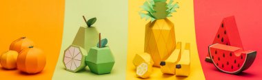 renkli kağıt şeritler üzerinde çeşitli el yapımı origami meyve panoramik çekim