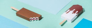 mavi ve turkuaz kağıt üzerinde el yapımı origami dondurma panoramik çekim