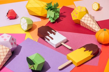 çok renkli kağıt üzerinde origami dondurma ve el yapımı karton meyve