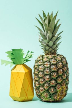 turkuaz taze bütün ananas ile el yapımı kağıt ananas