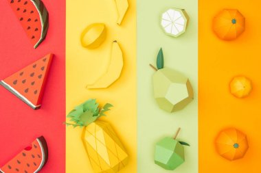 çok renkli kağıt şeritler üzerinde çeşitli el yapımı origami meyve üst görünümü