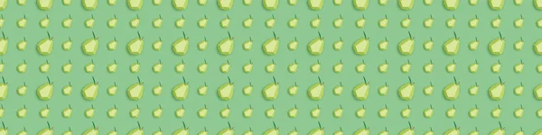 緑に隔離された手作りの紙梨とパターンのパノラマショット — ストック写真