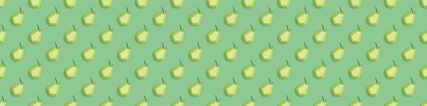 緑に隔離された手作りの紙梨とシームレスなパターンのパノラマショット — ストック写真