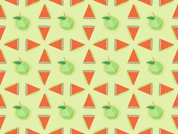 手作りの段ボールリンゴとスイカのスライスが緑色に分離されたテクスチャパターンのトップビュー — ストック写真