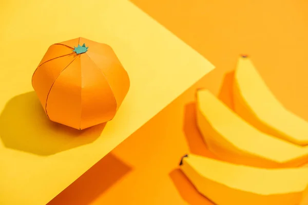 Focus Selectiv Mandarinei Origami Hârtie Galbenă Banane Carton Portocaliu — Fotografie, imagine de stoc