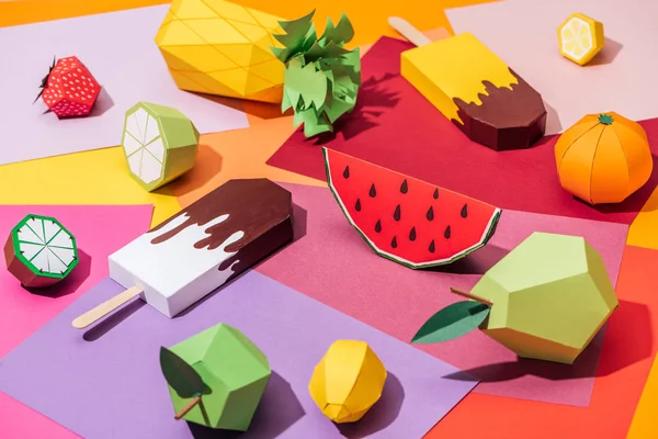 Çok Renkli Kağıt Üzerinde Origami Dondurma Yapımı Karton Meyve — Stok fotoğraf