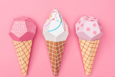 pembe izole el yapımı renkli origami dondurma konileri üst görünümü