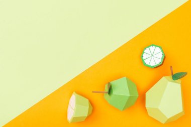 kopya alanı ile turuncu ve yeşil el yapımı renkli origami meyve üst görünümü