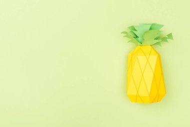 kopya alanı ile yeşil izole el yapımı kağıt ananas üst görünümü