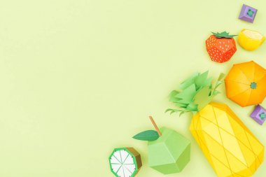 kopya alanı ile yeşil izole el yapımı renkli origami meyve üst görünümü