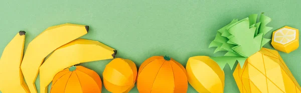 Panoramische Shot Van Veelkleurige Handgeschept Papier Fruit Geïsoleerd Groen — Stockfoto