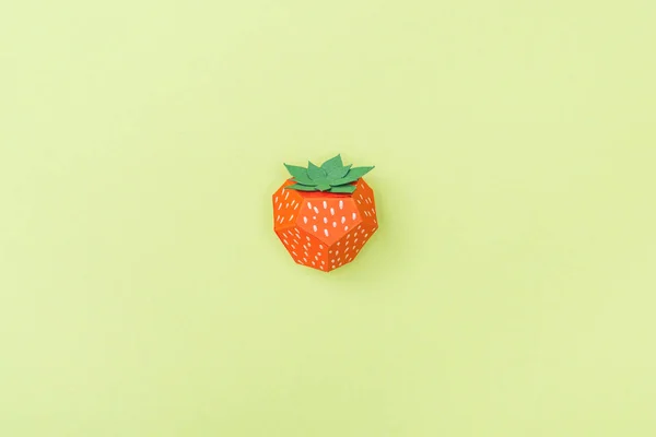 緑色に分離された手作りの紙イチゴのトップビュー — ストック写真