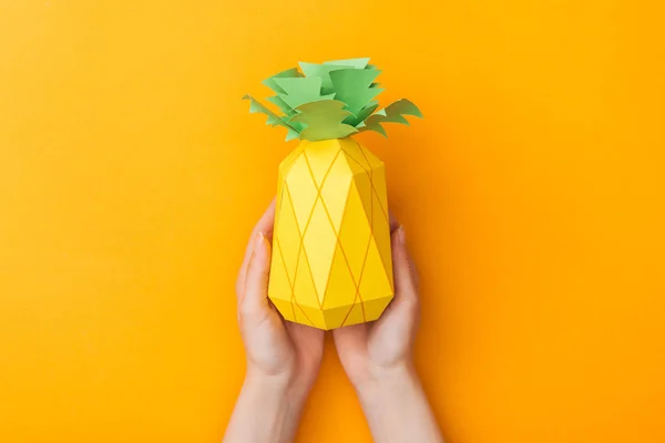 Gedeeltelijke Weergave Van Jonge Vrouw Papier Ananas Geïsoleerd Oranje — Stockfoto