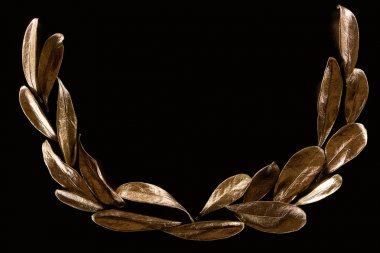 kopya alanı ile siyah izole altın metal dekoratif yapraklarından yapılmış çelenk üst görünümü