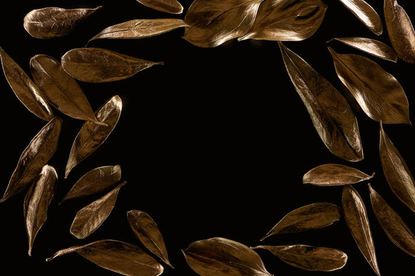 вид сверху рамы из золотых металлических листьев, изолированных на черном с копировальным пространством
