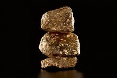 siyah izole altın dokulu parlak taşlar yığını