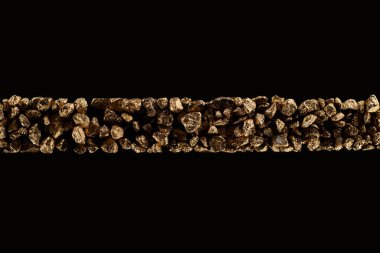 siyah üzerine izole yatay dar sıra altın dokulu taşların üst görünümü