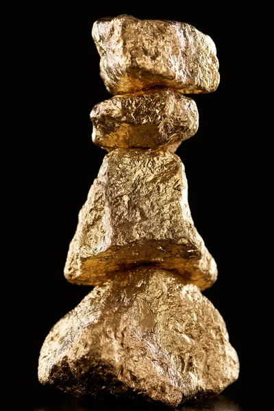 Zbliżenie Czterech Złotych Teksturowanych Kamieni Czarno — Zdjęcie stockowe