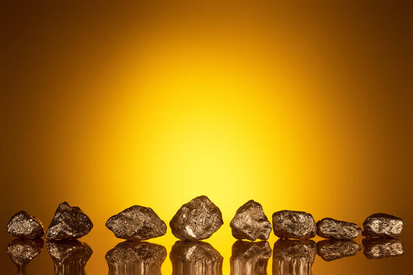 золотые блестящие камни с отражением и желтый задний свет
 