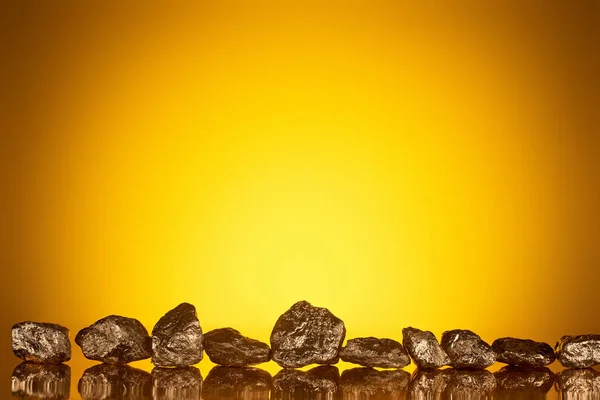 Batu Emas Mengkilap Dengan Refleksi Pada Kuning Latar Belakang Diterangi — Stok Foto