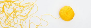 örgü topu ve sarı iplik Panoramik atış Beyaz İzole 