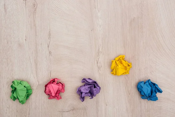 Draufsicht Zerknüllte Papierkugeln Auf Holztisch Mit Kopierraum Lösungskonzept — Stockfoto