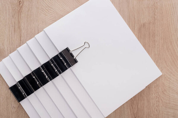 Vista Superior Pilas Papel Blanco Con Clips Aglutinante Metal Espacio — Foto de Stock