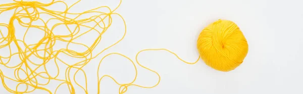 白に孤立した編みボールと黄色い糸のパノラマショット — ストック写真