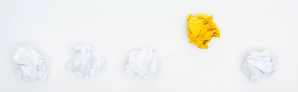 Panorama Shot Bola Kertas Kusut Terisolasi Pada Putih Konsep Solusi — Stok Foto