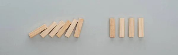 Panoramiczny Strzał Upadających Bloków Drewnianych Izolowane Szarym Efekt Domino Koncepcji — Zdjęcie stockowe