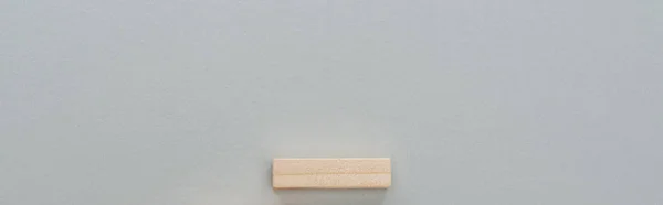 Panoramaaufnahme Eines Auf Grau Isolierten Holzblocks Mit Kopierraum — Stockfoto