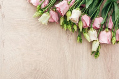 kopya alanı ile ahşap masa üzerinde eustoma çiçek buket üst görünümü