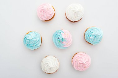 beyaz, pembe ve mavi cupcakes sprinkles Ile üst görünümü Beyaz İzole