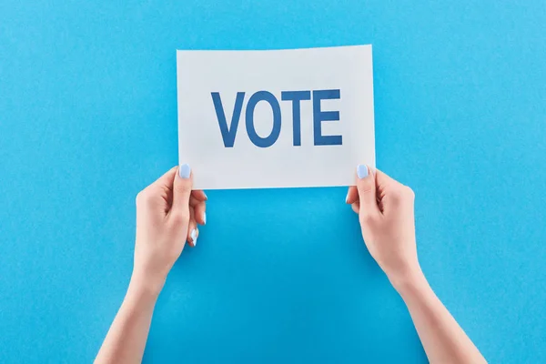 Cropped View Woman Holding White Card Vote Lettering Blue Background — Stock Photo, Image