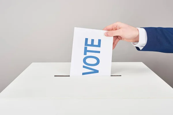 Visão Parcial Homem Colocando Voto Caixa Sobre Fundo Cinza — Fotografia de Stock