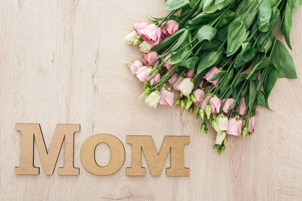 Top View Eustoma Flowers Wooden Mom Word Table — Stock Photo, Image