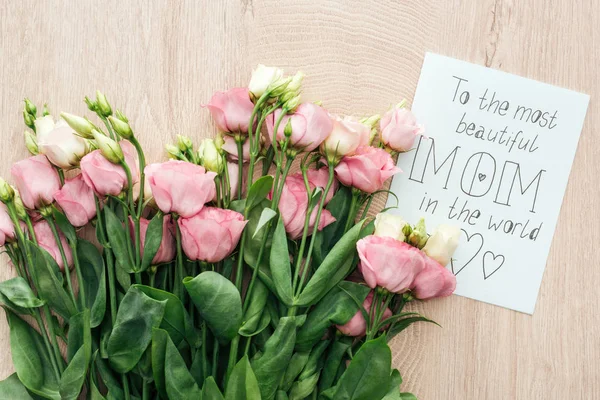 Widok Góry Różowy Eustoma Kwiaty Karty Najpiękniejszą Mamą Świecie Słowa — Zdjęcie stockowe