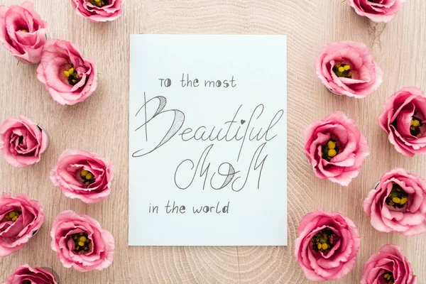Widok Góry Eustoma Kwiaty Karty Najpiękniejszą Mamą Świecie Pozdrowienia Stole — Zdjęcie stockowe