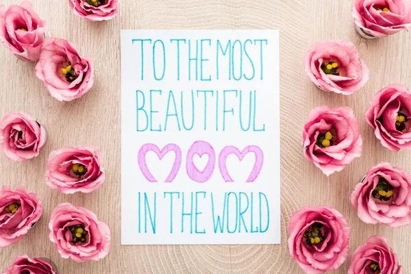 Widok Góry Różowy Eustoma Kwiaty Karty Najpiękniejszą Mamą Świecie Napis — Zdjęcie stockowe