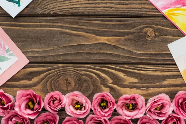 Vista Dall Alto Fiori Eustoma Rosa Disegni Tavolo Legno Con — Foto Stock