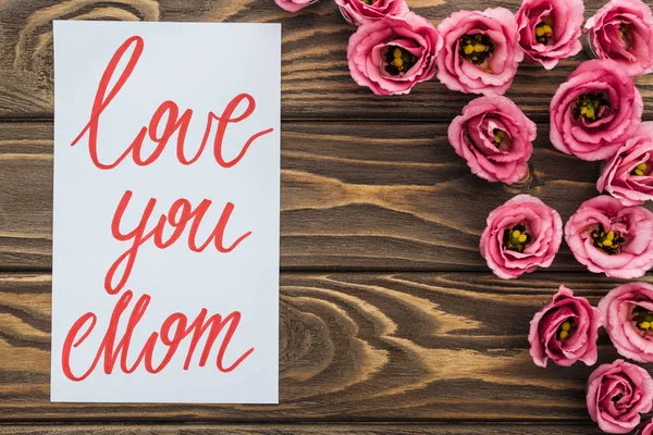 Widok Góry Eustoma Kwiaty Karty Miłości Mama Pisania Powierzchni Drewnianej — Zdjęcie stockowe