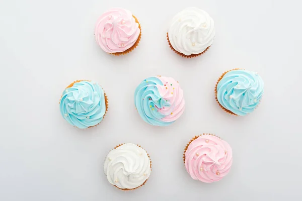 Vista Superior Deliciosos Cupcakes Blancos Rosados Azules Con Aspersiones Aisladas — Foto de Stock