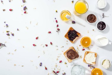 lezzetli tost üst görünümü, reçel ve portakal ile kase su bardak ları ve beyaz portakal suyu yakın