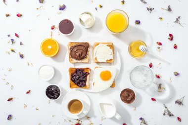 reçel, krem peynir, çikolata krema ve beyaz içecekler yakın arkadaş yumurta ile lezzetli tost üst görünümü 
